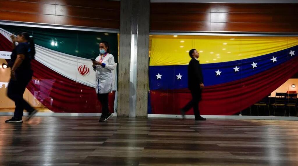 People walk past national flags representing Iran (L) and Venezuela in Caracas, Venezuela (Photo: AP Photo/Ariana Cubillos) People walk past national flags representing Iran (L) and Venezuela in Caracas, Venezuela