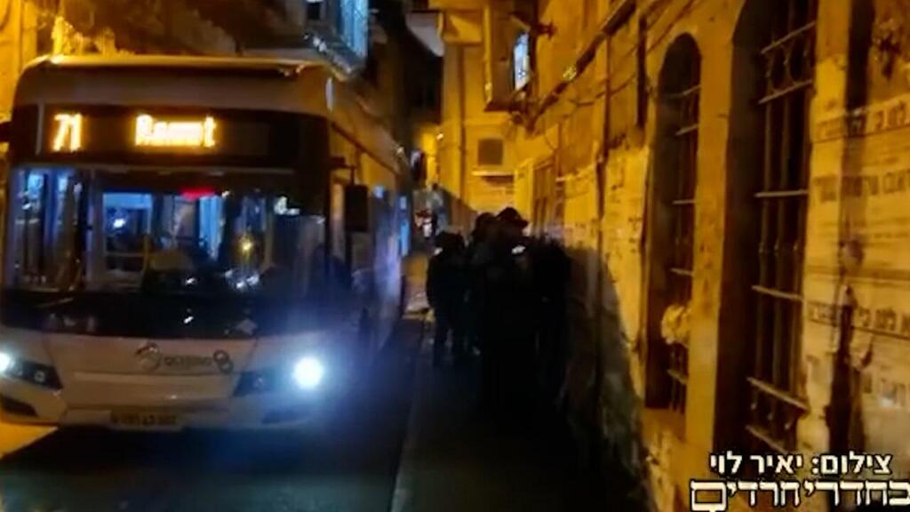 אוטובוס נקלע לסמטה במאה שערים והותקף על ידי חרדים קיצוניים
