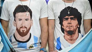 אוהדים של נבחרת ארגנטינה עם חולצות של לאו מסי ושל דייגו מראדונה