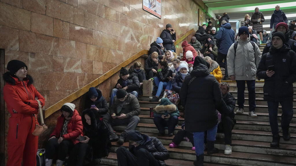 אזרחים אוקראינים מסתתרים ממתקפת הטילים ברכבת תחתית