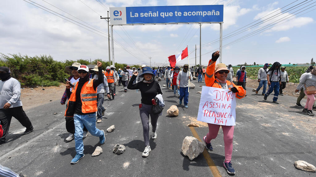 Protestors in Peru (Photo: EPA) מחאה בפרו
