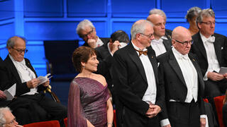 האמריקנים קרוליין ברטוצי ובארי שארפלס, והמדען הדני מורטן מלדל בטקס קבלת הפרס בכימיה