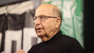 בוגי יעלון בהפגנה בכיכר הבימה נגד הממשלה החדשה