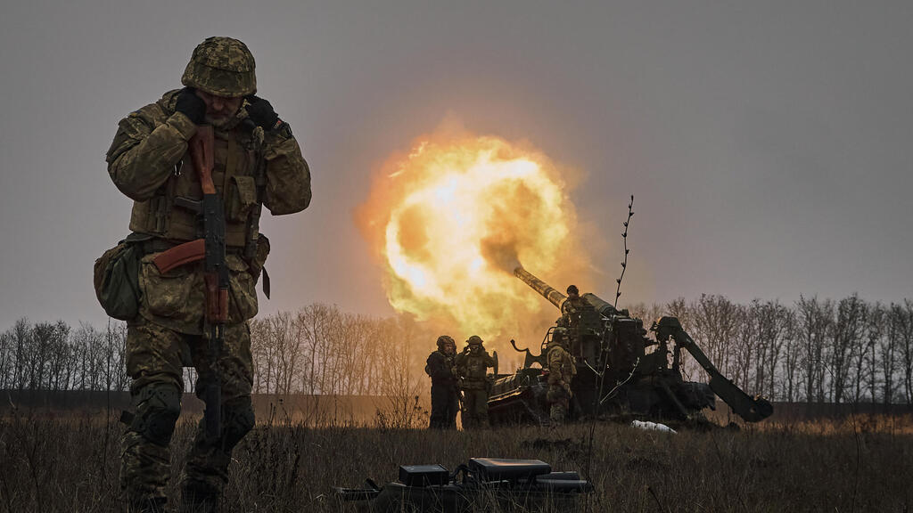 ירי ארטלרי של הצבא האוקראיני באזור בחמוט דונייצק בחבל דונבאס מזרח אוקראינה מלחמה מול רוסיה
