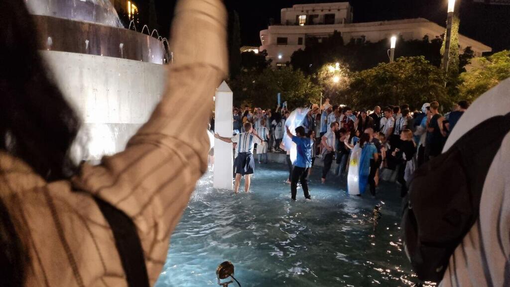 Фонтан на площади Дизенгоф (Фото: Ницан Дрор) חגיגות בכיכר דיזנגוף לאחר הניצחון של ארגנטינה במונדיאל
