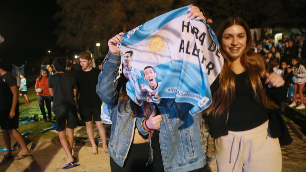 Торжества в кибуце Мефальсим (Фото: Рои Идан) צופים בגמר המונדיאל, קיבוץ מפלסים