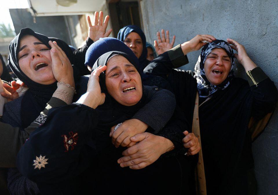 Mourners in Raffah over death of eight who drowned off Tunisia (Photo:Reuters) The family of Palestinian Mohammad Al-Shaer, who died when a ship carrying migrants drowned offshore Tunisia in October, pay farewell to his body before burial in Rafah, in the southern Gaza Strip, December 18, 2022