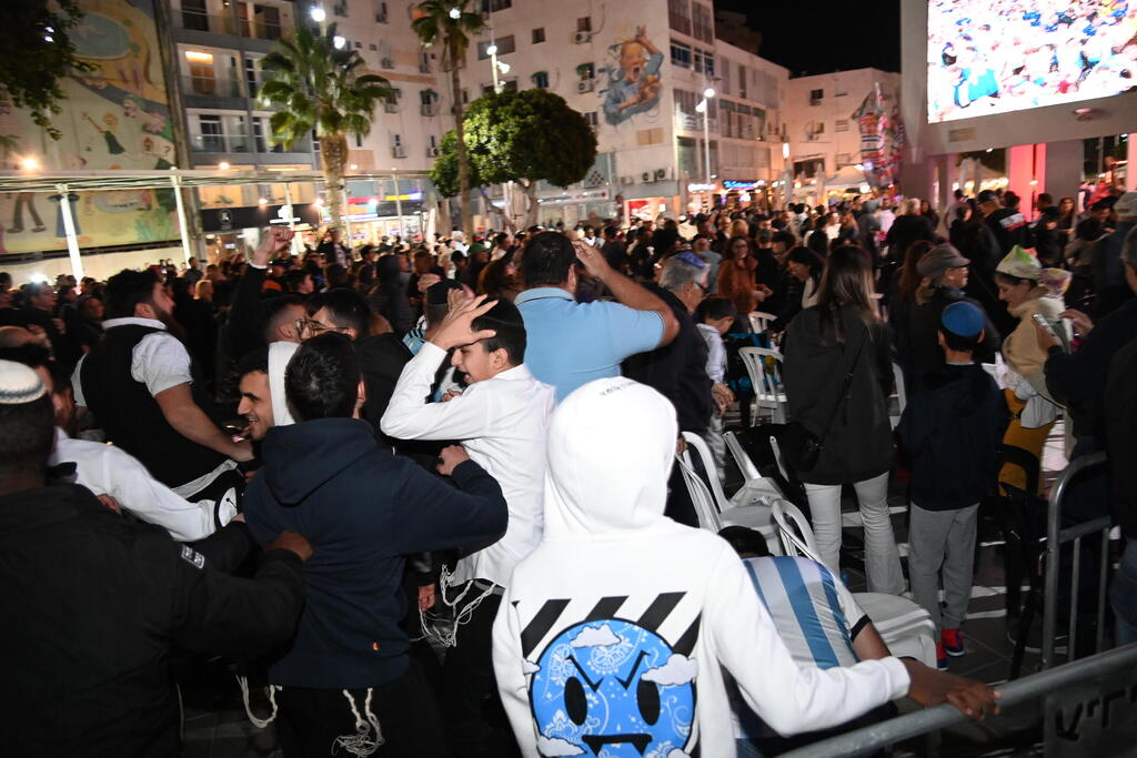 В Нетании игру смотрели на большом экране (Фото: Яир Саги) צופים בגמר המונדיאל, נתניה