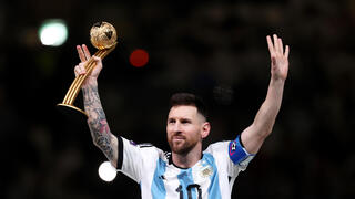 שחקן נבחרת ארגנטינה לאו מסי עם גביע השחקן המצטיין של מונדיאל 2022