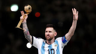 שחקן נבחרת ארגנטינה לאו מסי עם גביע השחקן המצטיין של מונדיאל 2022