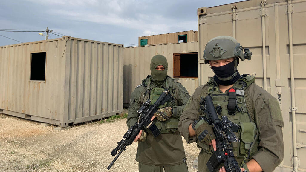 עם הקסדה הלוחם ע' עם כובע הגרב מפקד יס״מ איוש סנ״צ ד׳