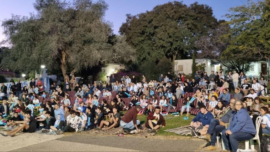 צופים בגמר המונדיאל, קיבוץ מפלסים