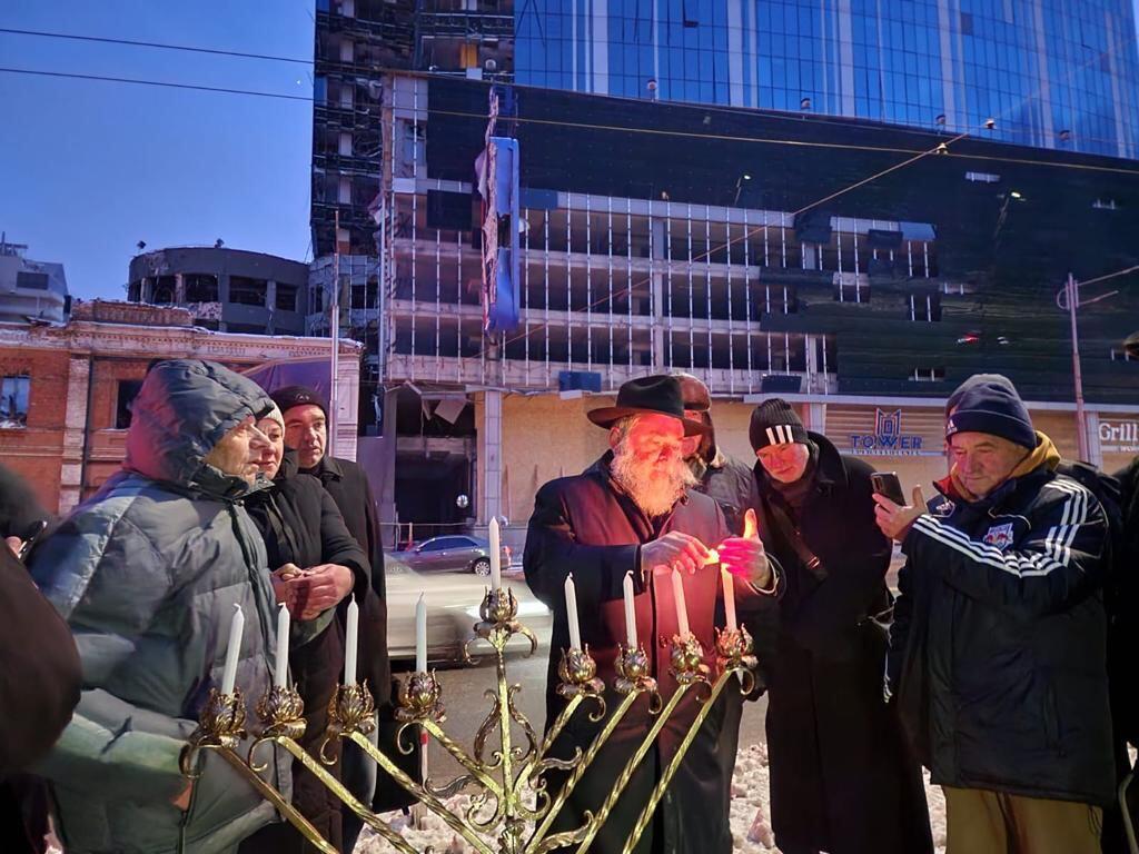 על רקע הבניינים המופגזים הודלק נר ראשון של חנוכה בקייב