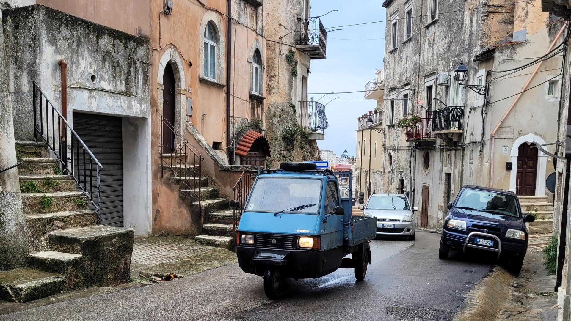 הכי דרום איטליה. תלת-וספה בסמטאות עיירה