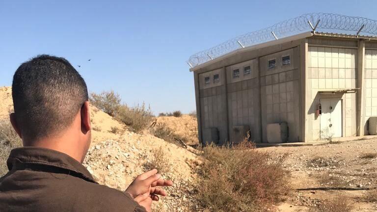 אחד החשודים משחזר את האירוע