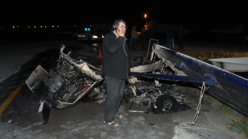 2009, פיני בדש ראש מועצת עומר ליד ה מטוס השרוף 