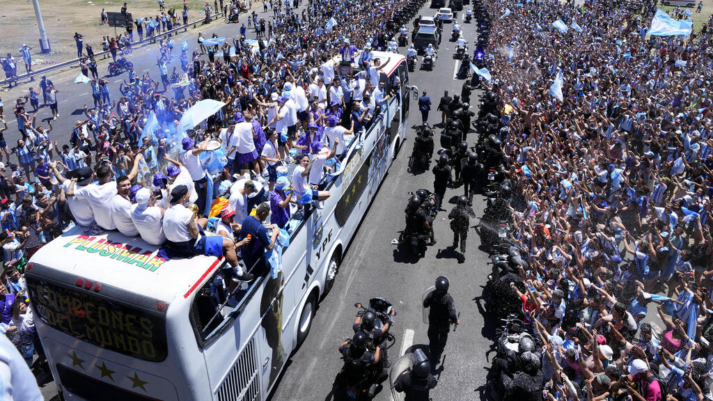 Argentina celebrates (Photo: AP) האוטובוס של ארגנטינה