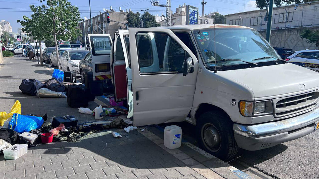 זירת האירוע בה נמצא מטען חבלה ברכב של אדם בן 80