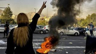 מפגינה במחאה באיראן