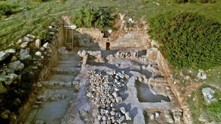 מבט מהאוויר: חצר מערת הקבורה שנחשפה בשפלת יהודה