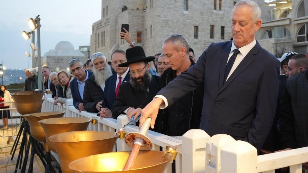 Benny Gantz at the Western Wall ceremony, with Holocaust survivors (The Western Wall Heritage Foundation) שר הביטחון, בני גנץ, בהדלקת הנר השלישי בכותל