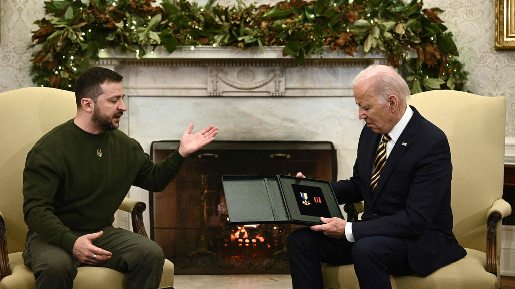 זלנסקי העניק עיטור כבוד ל ביידן בפגישה בבית הלבן