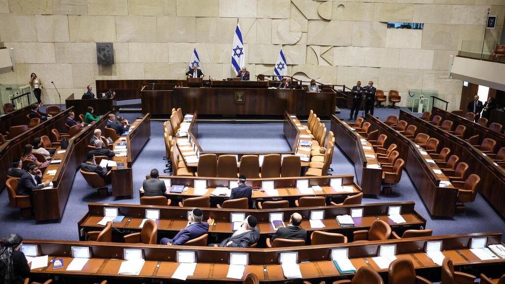 מליאת הכנסת בנויה בצורת מנורה. שולחן הממשלה במרכז