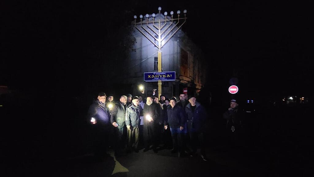 Mykolaiv Jews celebrate Hanukkah (Photo: JRNU) תושבי העיר מִיקוֹלַאיִיב שבאוקראינה הדליקו את הנר השלישי, בין ההפגזות וניתוקי החשמל