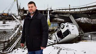 ראש עיריית אירפין אלכסנדר מרקושין ליד הגשר שפוצץ