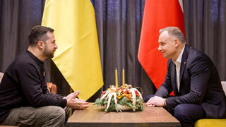 נשיא אוקראינה וולודימיר זלנסקי ב פולין עם נשיא פולין אנדז'יי דודה בדרכו חזרה מ ארה"ב