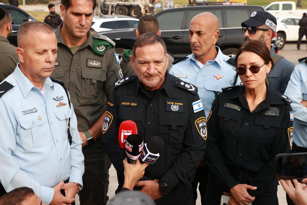 מפכ"ל המשטרה יעקב שבתאי בזירת הפיגוע
