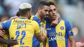 שחקני מכבי תל אביב חוגגים