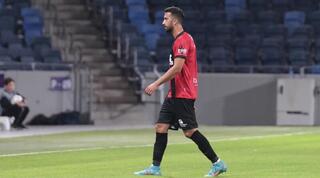 אליאל פרץ יורד לחדר ההלבשה