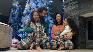 מוחמד סלאח עם משפחתו סביב עץ חג המולד
