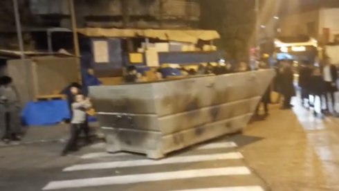 Дети толкают огромный мусорный бак, покалечивший женщину 