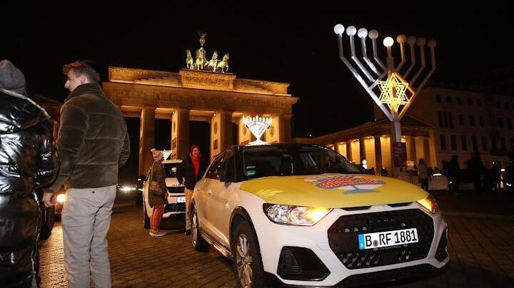 Hannukiah in Berlin (Photo: Dovar Grisman) שיירת המכוניות בברלין, סמוך לשער ברנדנבורג