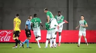 שחקני מכבי חיפה חוגגים