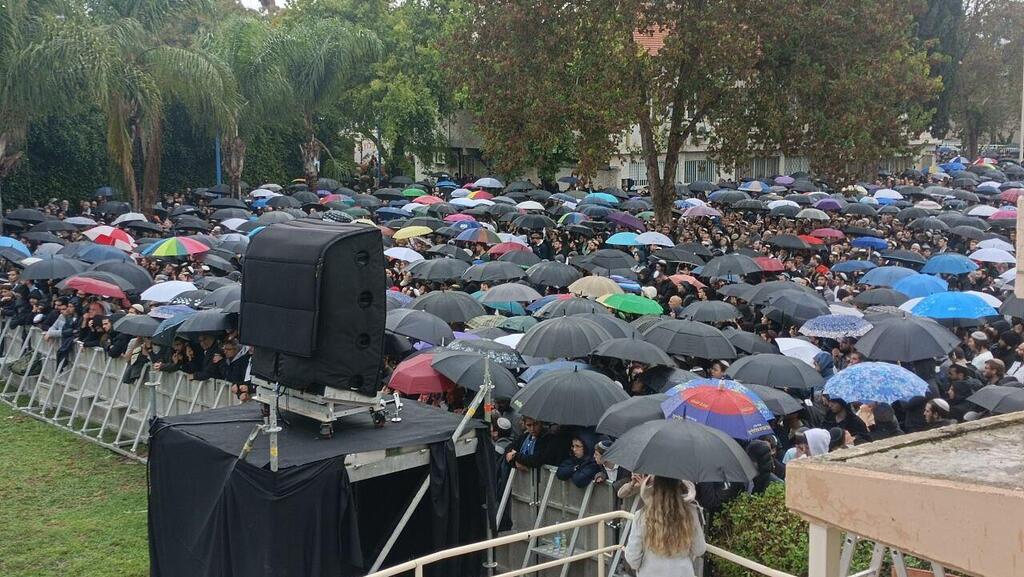 אלפים בהלוויה, תחת הגשם