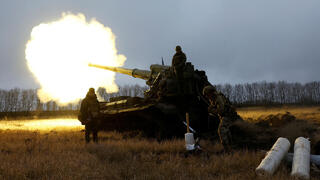 ירי ארטילרי של הצבא האוקראיני ב בחמוט מוקד קרבות ב מזרח אוקראינה מלחמה רוסיה