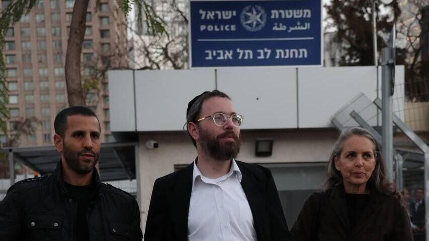 העיתונאי ישראל פריי מחוץ לתחנת המשטרה