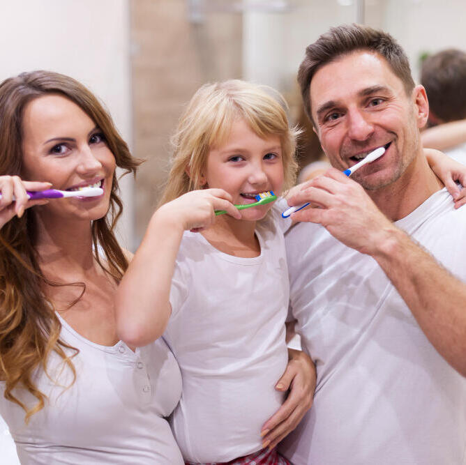משפחה מצחצחת שיניים
