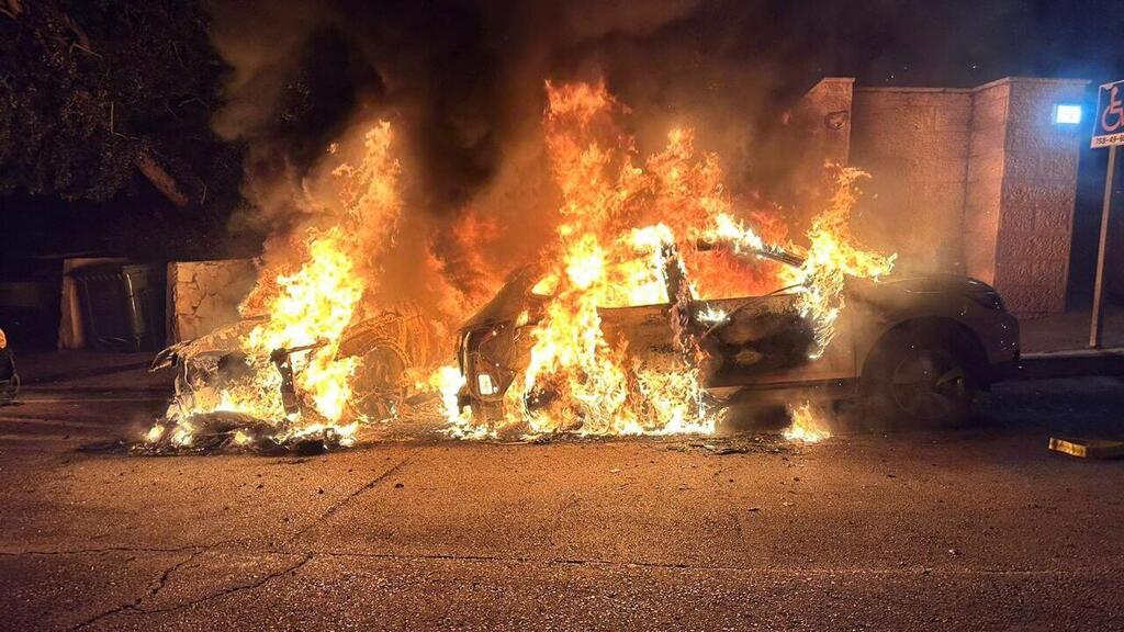 חשד להצתה: 8 כלי רכב עלו באש בחיפה