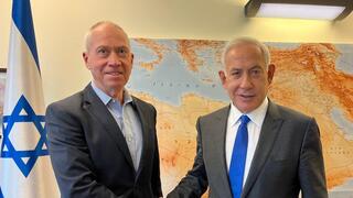 נתניהו וגלנט לאחר שהודיע לו שהוא שר הביטחון המיועד