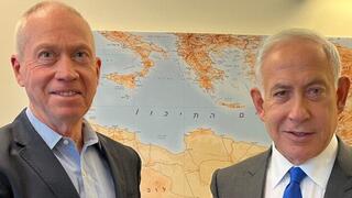 נתניהו וגלנט לאחר שהודיע לו שהוא שר הביטחון המיועד