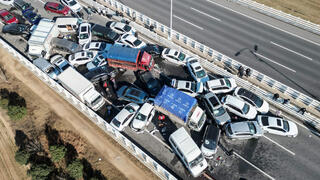סין תאונת שרשרת ב גשר בגלל ערפל כבד