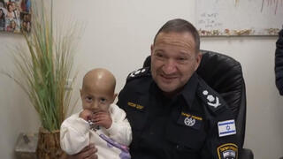 מפכ"ל המשטרה קובי שבתאי עם איילה, ילדה חולת סרטן