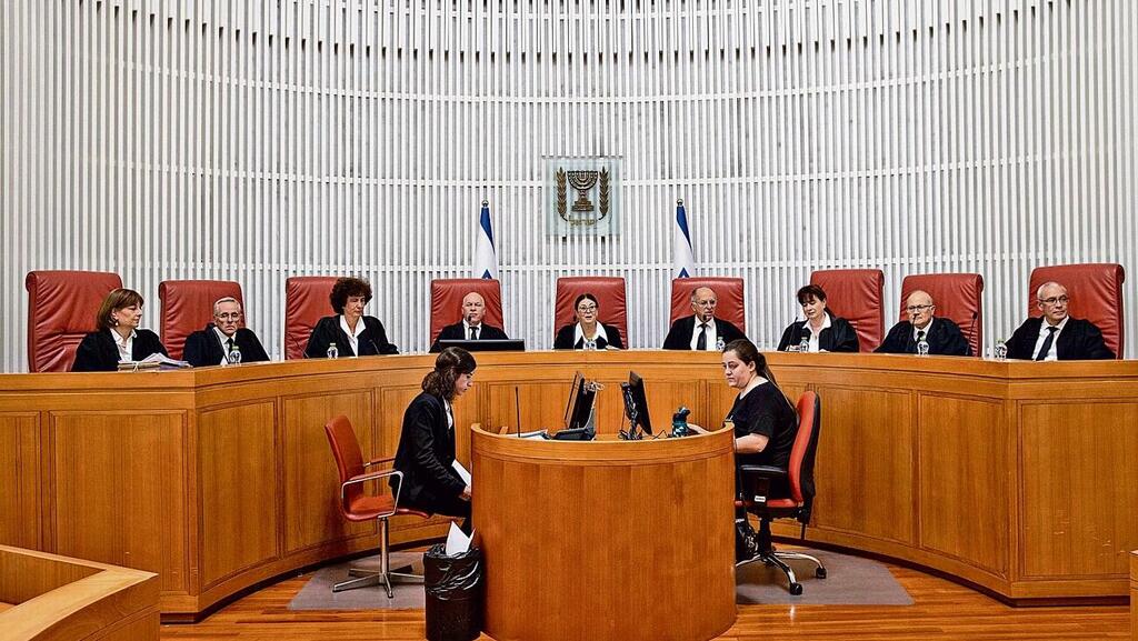 הנשיאה אסתר חיות בראש הרכב בית המשפט העליון