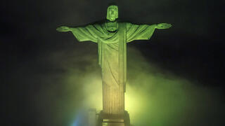 פסל ישו הגואל בצבעי ברזיל
