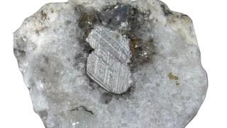 חתך רוחב של דגימת פולגוריט שמראה חול ומתכת מוליכה מקו חשמל שהופל, אשר הותכו באירוע בו הטמפרטורה בתוך הדיונות הייתה 1,710 מעלות צלזיוס לפחות