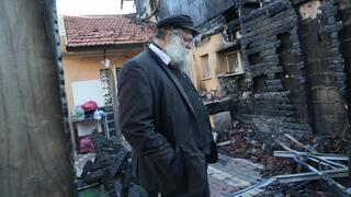 דוד חורי על חורבות ביתו שנשרף בצפת